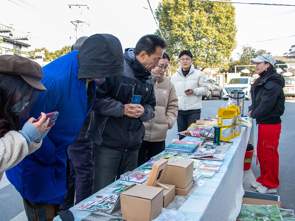 郵政賦能， “四季屯溪玩轉(zhuǎn)鄉(xiāng)村” 活動(dòng)與 南溪南村“篁南郵局” 共筑鄉(xiāng)村振興夢
